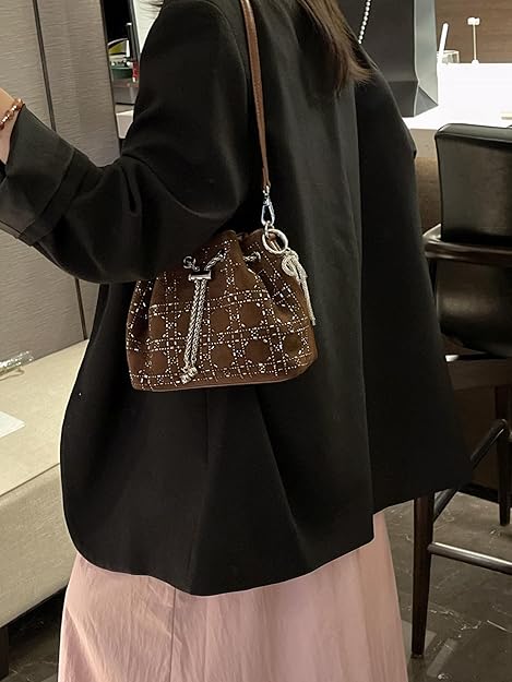Borsa a secchiello da donna nera con decorazioni in cristallo e motivo a quadri, con coulisse e tracolla regolabile, ideale per la sera.