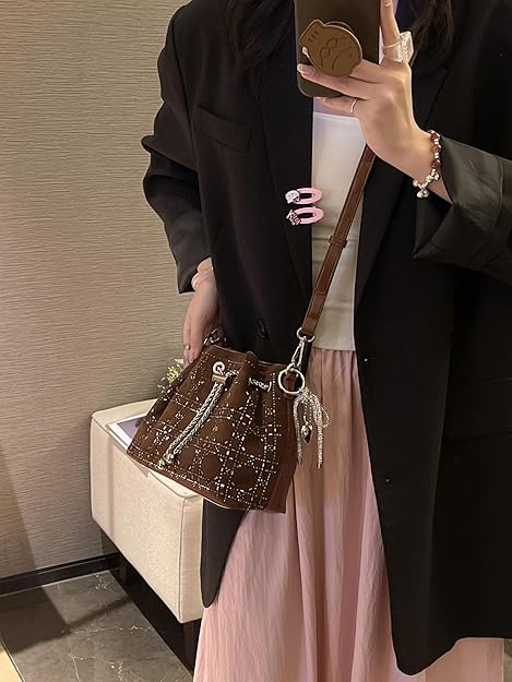Borsa a secchiello da donna nera con decorazioni in cristallo e motivo a quadri, con coulisse e tracolla regolabile, ideale per la sera.